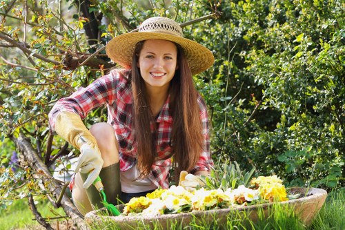 Professional gardeners in Manorpark shaping a modern outdoor space